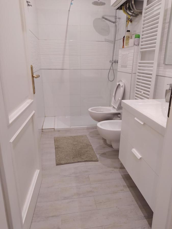 Modern Room With Private Bathroom 特伦托 外观 照片