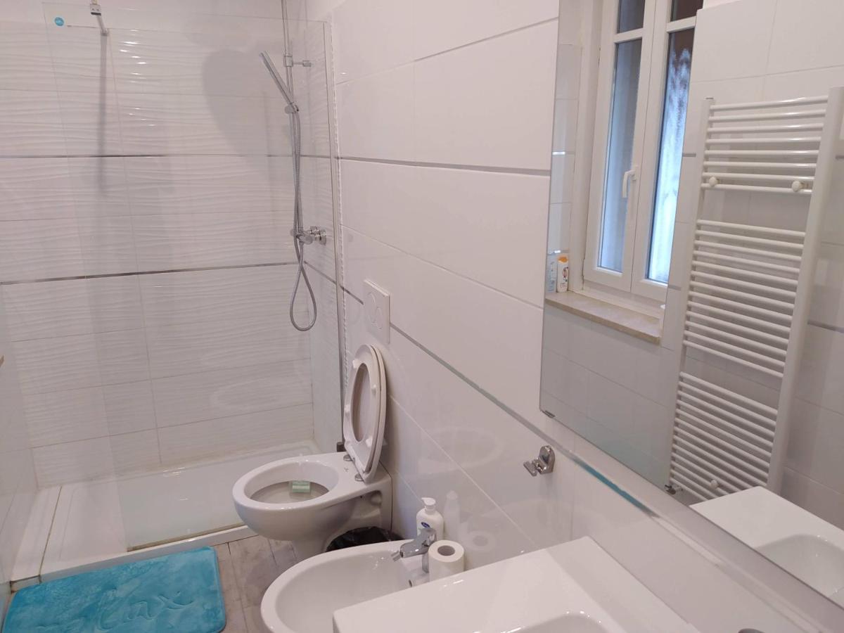 Modern Room With Private Bathroom 特伦托 外观 照片