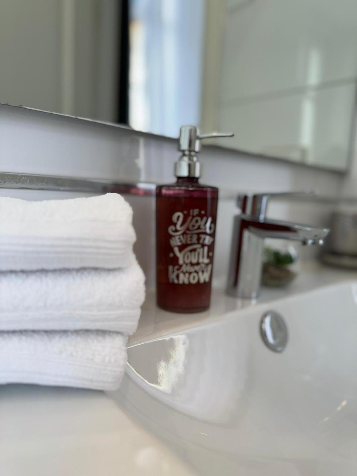 Modern Room With Private Bathroom 特伦托 外观 照片