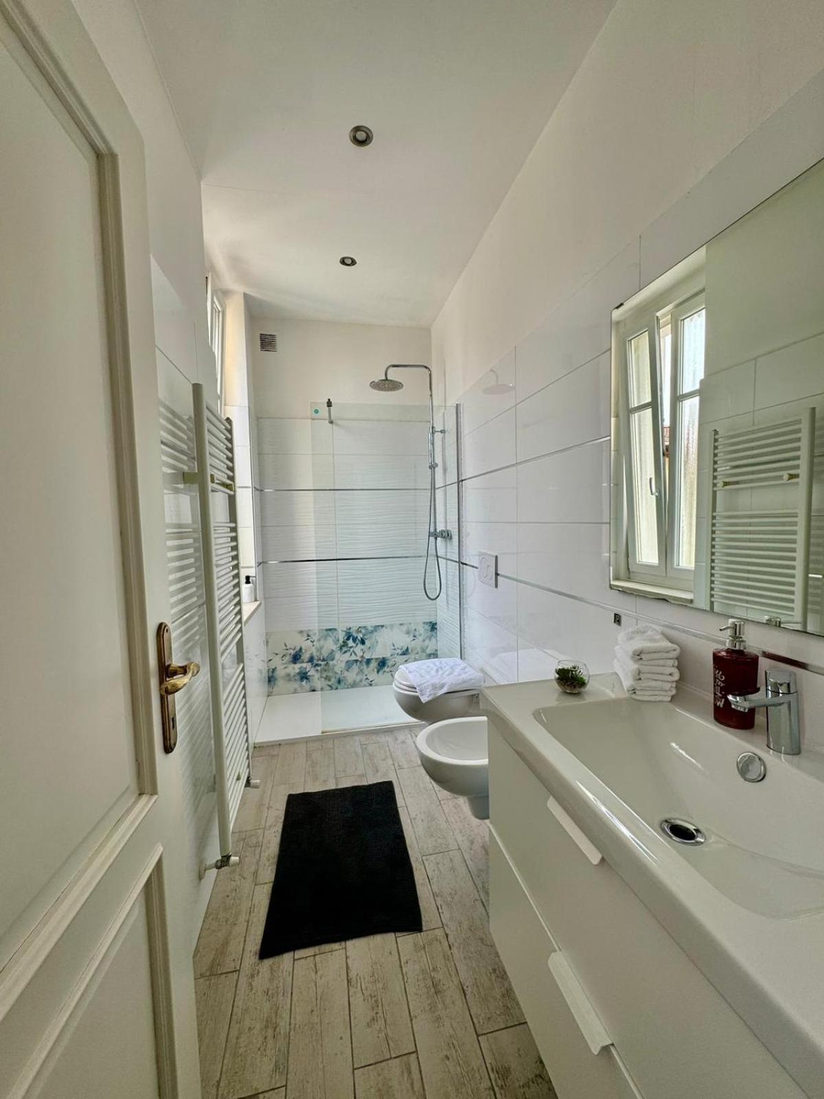 Modern Room With Private Bathroom 特伦托 外观 照片