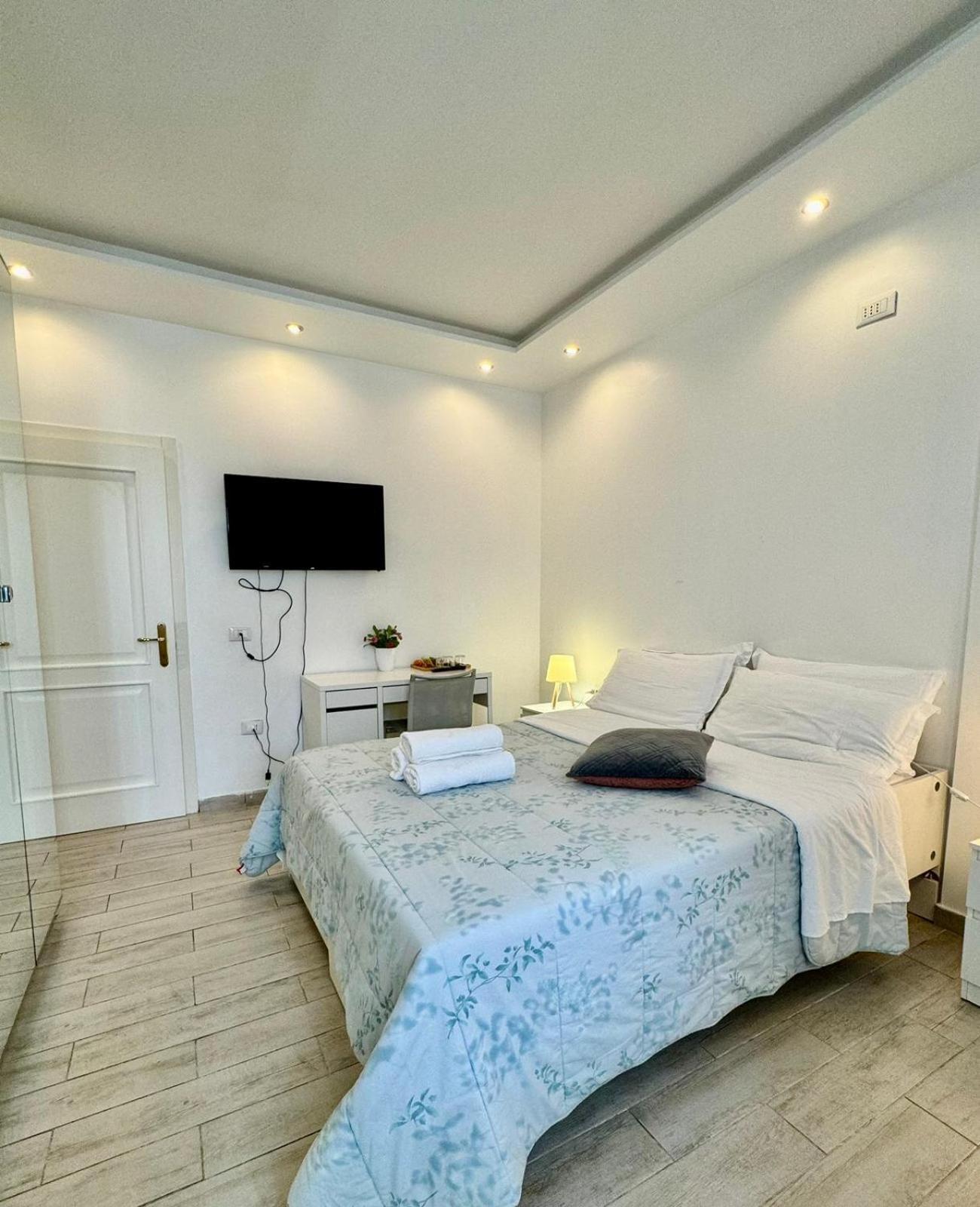Modern Room With Private Bathroom 特伦托 外观 照片