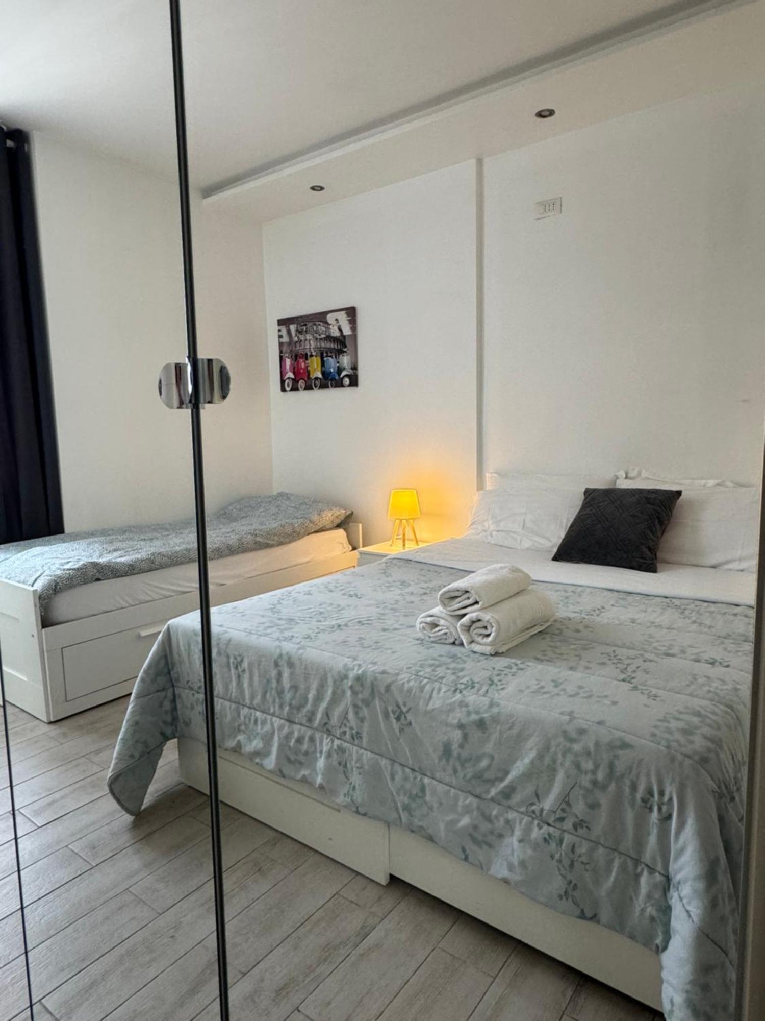 Modern Room With Private Bathroom 特伦托 外观 照片