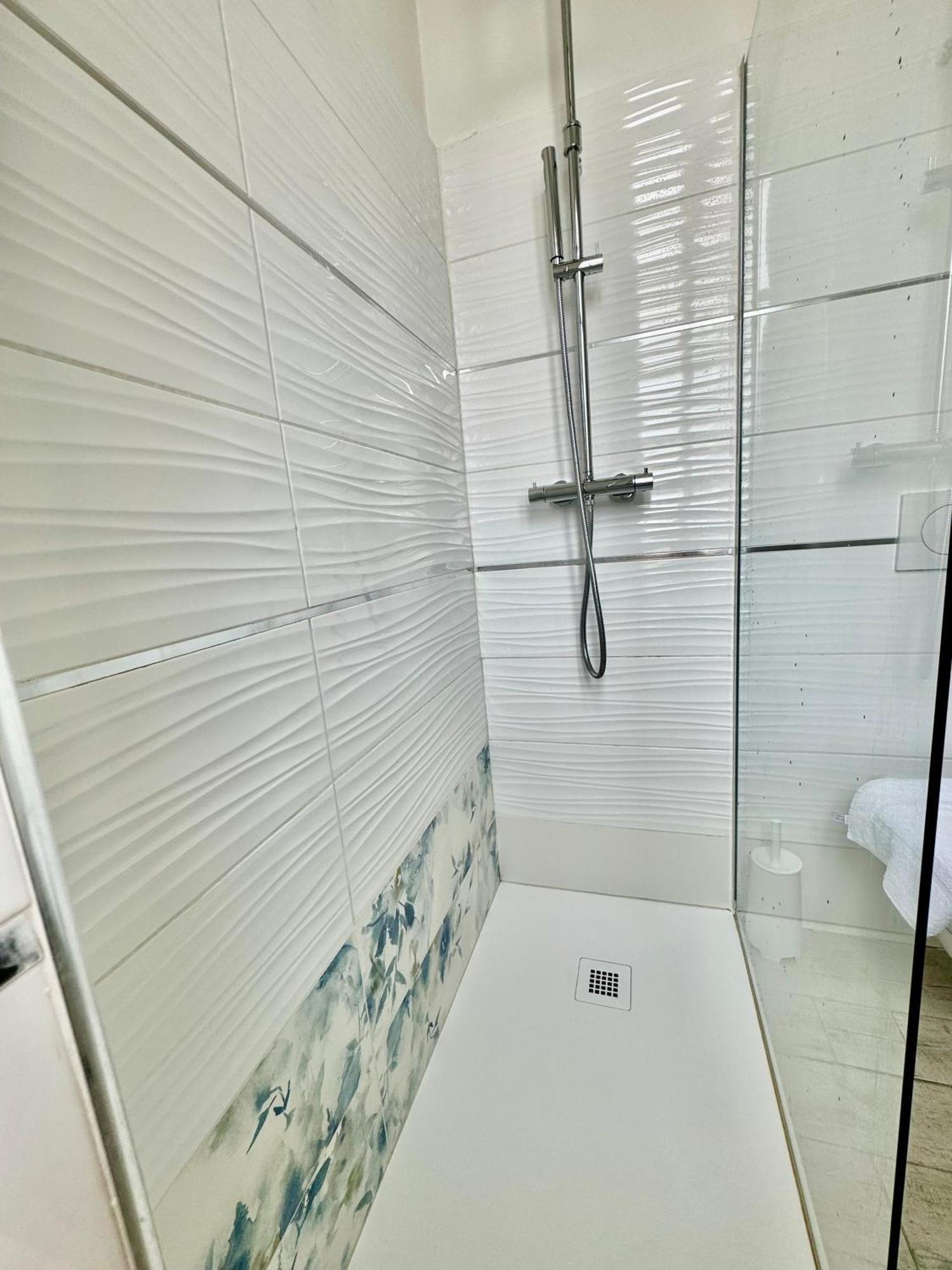 Modern Room With Private Bathroom 特伦托 外观 照片