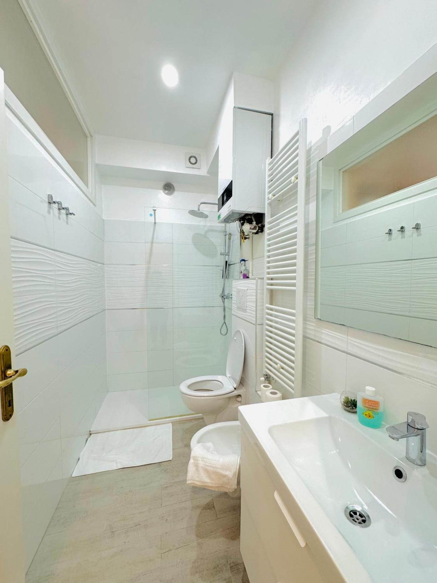 Modern Room With Private Bathroom 特伦托 外观 照片