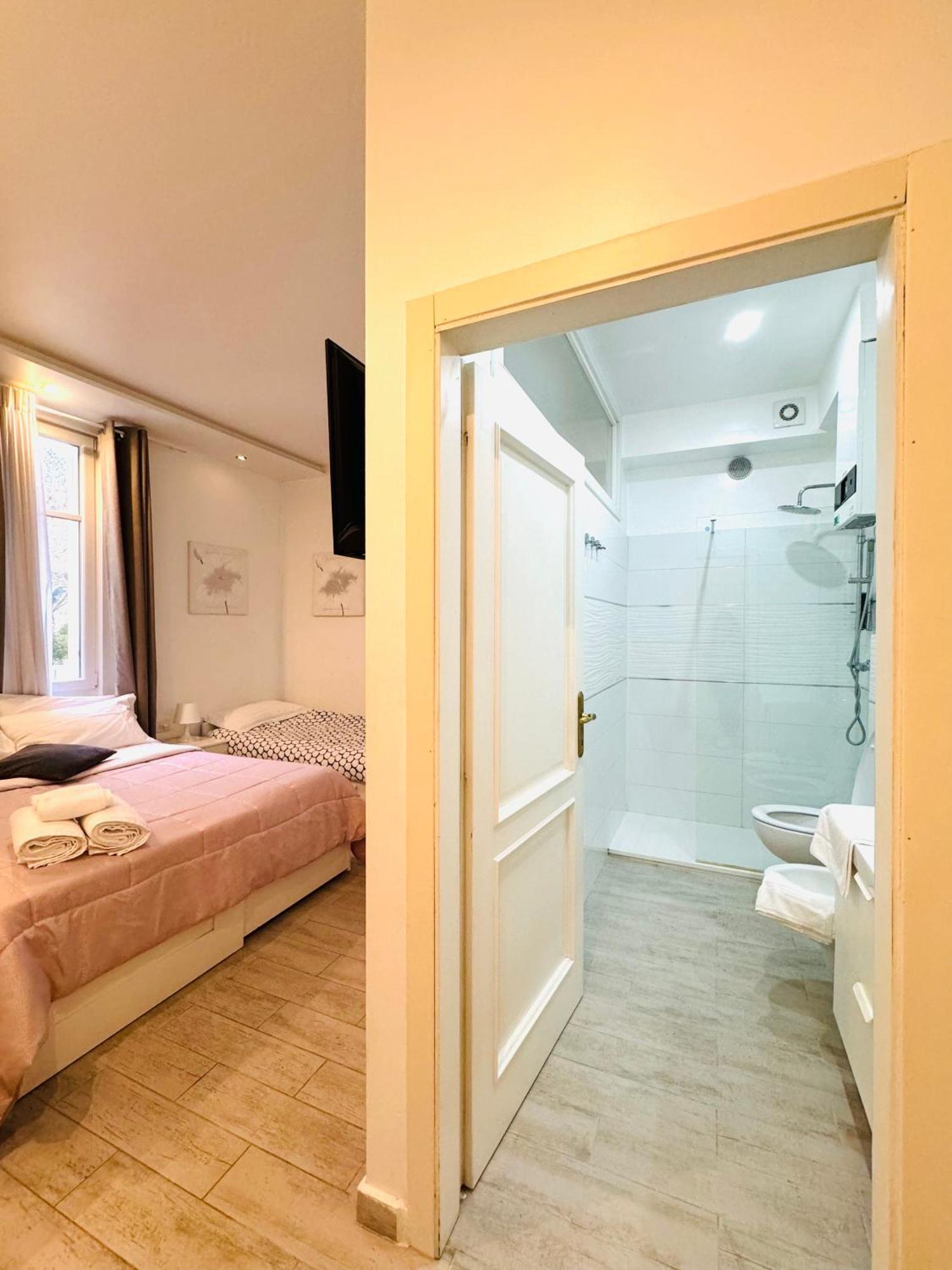 Modern Room With Private Bathroom 特伦托 外观 照片