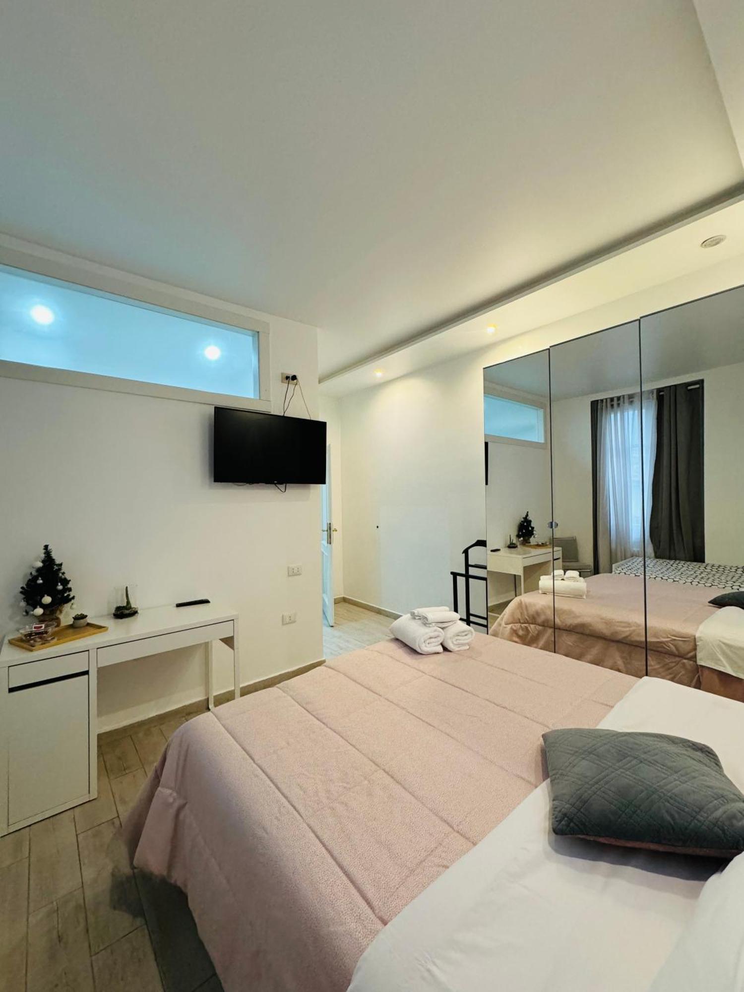 Modern Room With Private Bathroom 特伦托 外观 照片
